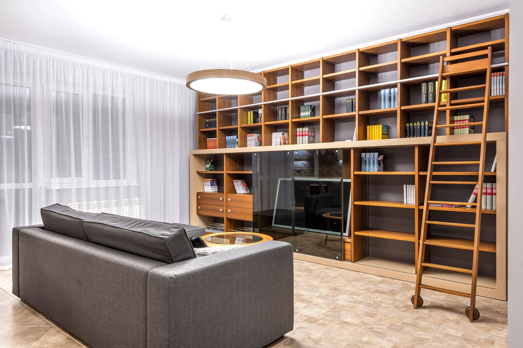 Raumhohe Holzbibliothek mit Leiter